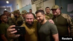 Владимир Зеленский во время посещения штаба одной из бригад ВСУ на соледарском направлении
