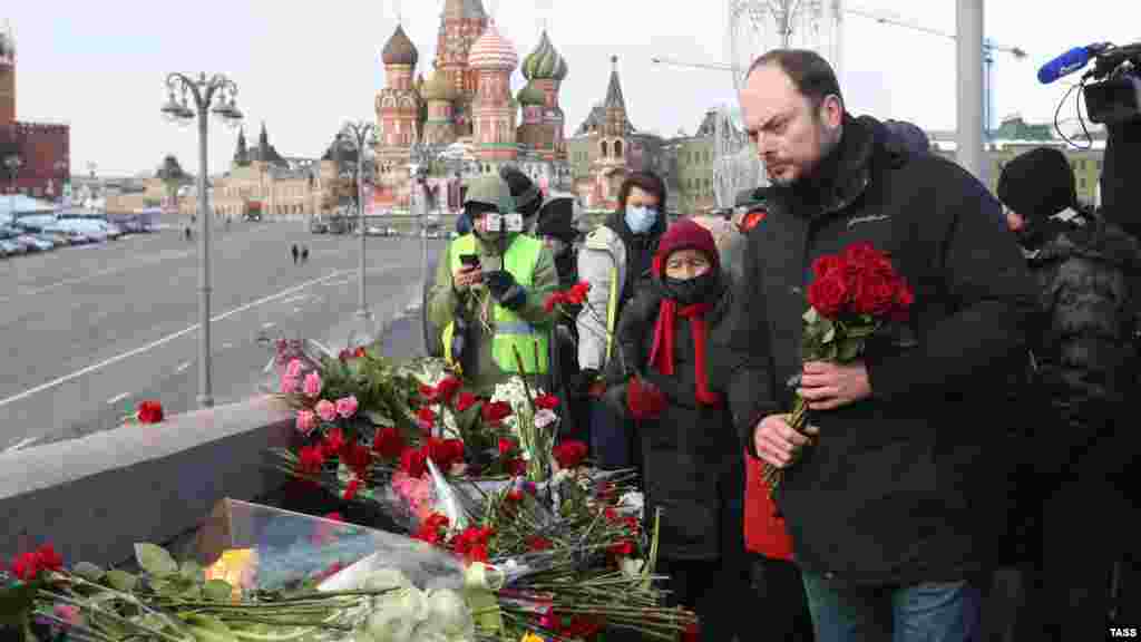 Оппозиционер Владимир Кара-Мурза, переживший две попытки отравления, у места убийства Немцова в Москве