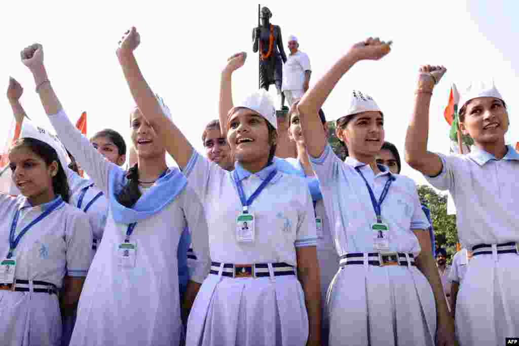 В школах Индии принято носить белую форму с голубыми воротничками