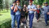 Полиция задерживает молодую женщину в центре Алматы, где ожидался несанкционириованный митинг. 10 июня 2019 года.