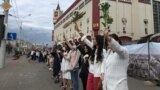 "Вчера выходил мой сын, а сегодня вышла я". Что говорят люди, которые встают в живую цепь в Минске