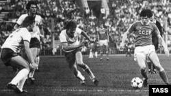  Soviet forward Sergei Andreyev faces off against East German players in the men's soccer semi-final at the 1980 Moscow Olympics. 