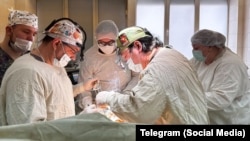 Врачи из "Друзья медицины Донбасса" в операционной