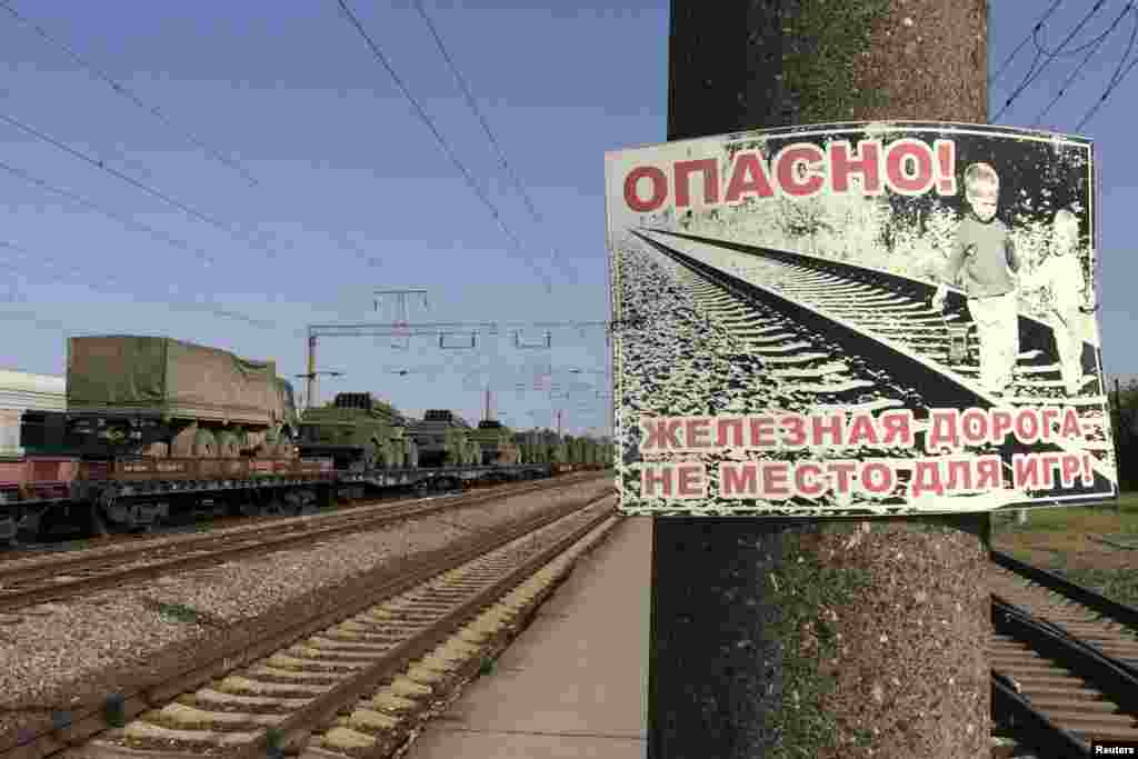 Поезд перевозит ракетные установки и военную технику в сторону российско-украинской границы через город Матвеев Курган, Ростовская область, 25 мая 2015 &nbsp;