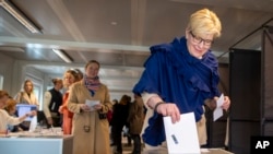 Премьер-министр Ингрида Шимоните во время голосования на выборах президента Литвы