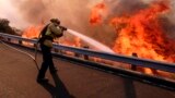 Детали: надувная лампа и укротители огня