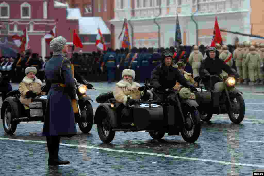 Для советских властей масшатбный парад был важным стратегических ходом для подъема духа в стране