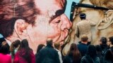 Дмитрий Врубель реставрирует работу "Братский поцелуй"