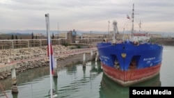 Танкер "Волгонефть-256" с поднятым "дружественным" иранским флагом в порту Амирабад, фото сделано с кормы другого российского судна класса "Волгонефть", танкера "Волга"