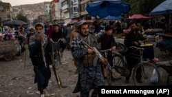 Бойцы группировки "Талибан" патрулируют рынок в Старом Кабуле. Сентябрь 2021 года