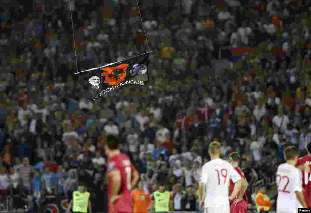 Когда дрон приблизился к футбольному полю, стало ясно, что на нем висит эмблема &quot;Великая Албания&quot;, которую используют и в Косово 