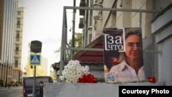Цветы возле подъезда, где была убита Анна Политковская в 20-ю годовщину смерти