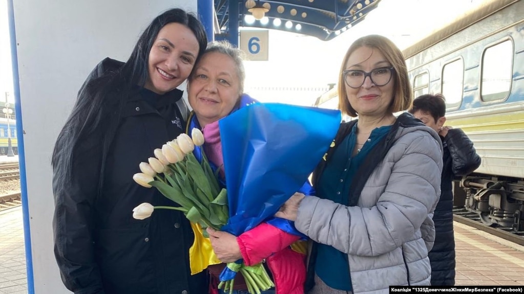 Наталья Шило (посредине) на вокзале Киева после возвращения из плена