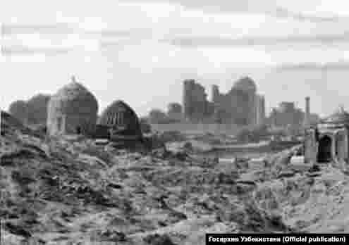Вид из Шахи Зинды на мечеть Биби-Ханым.&nbsp;Фотография слева сделана в конце XIX века.
