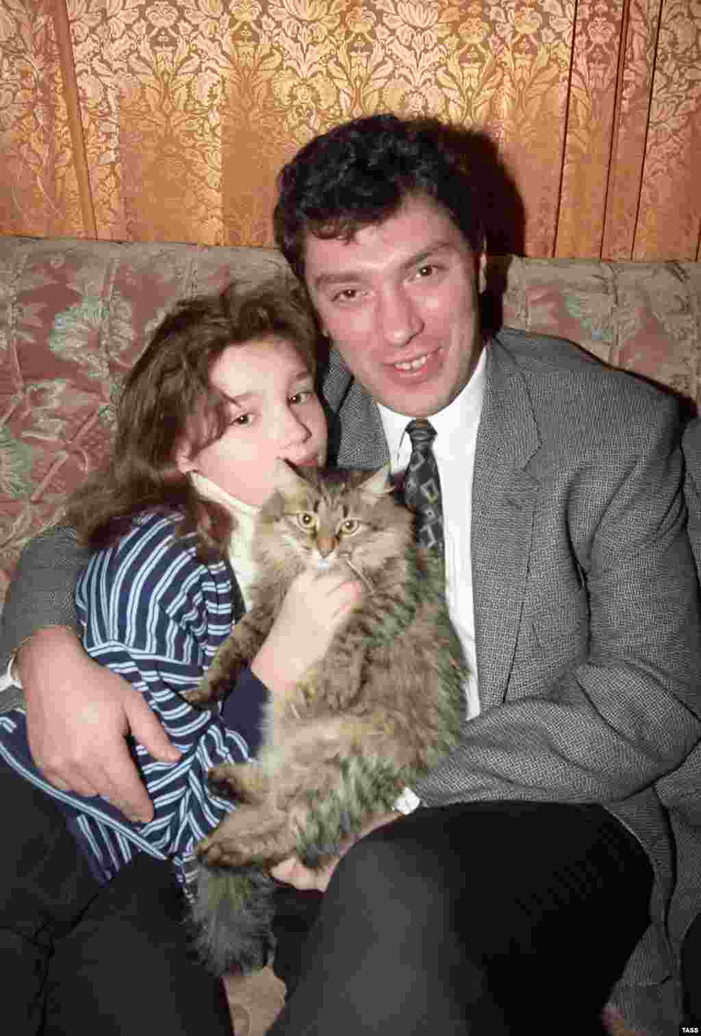Борис Немцов с дочерью Жанной. 1996 год