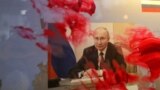 Портрет президента России Владимира Путина во время антивоенной акции у российского посольства в Румынии размазали красной краской, Бухарест, 26 февраля 2022 года