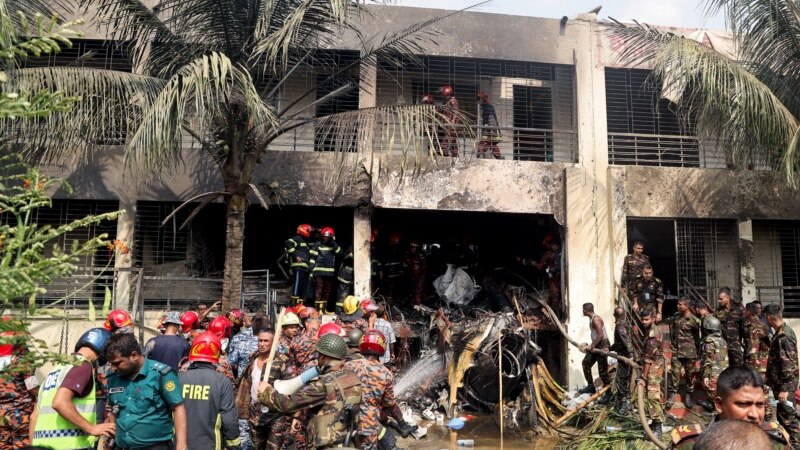В Бангладеш учебный самолет упал на школу, погибли не менее 19 человек, более 160 ранены