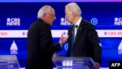 Берни Сандерс (слева) и Джо Байден во время дебатов кандидатов Демократической партии 25 февраля 2020 года