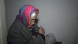 Старушка и голубь на окраине Донецка