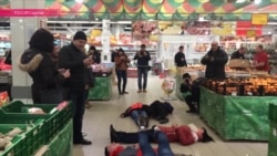 Зачем люди в разных городах России падают на пол магазинов?