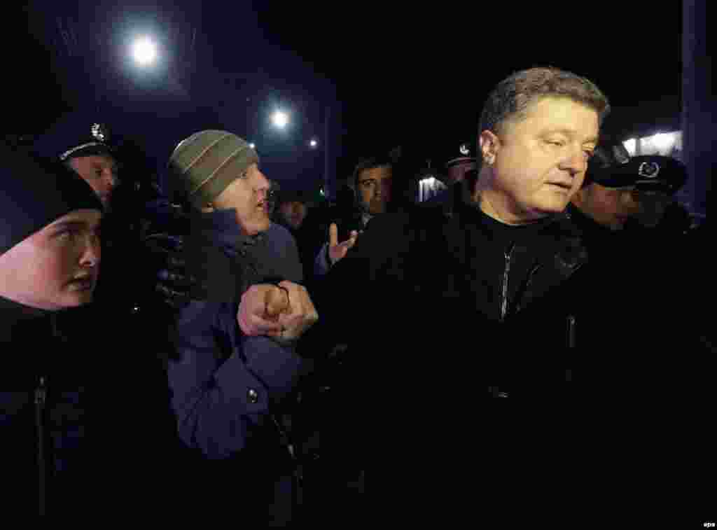 Петр Порошенко прилетел в Симферополь для проведения переговоров с властями автономии. Группа пророссийских активистов не пустила его в здание парламента Крымской автономии, 28 февраля 2014 года.