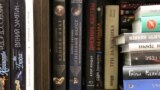 От Акунина до энциклопедии: какие книги из России уже запретили в Украине