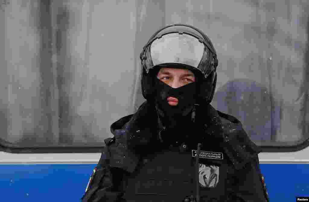 Полицейский на акции в Москве