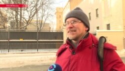Москвичи на Большом Каретном читают стихи Высоцкого