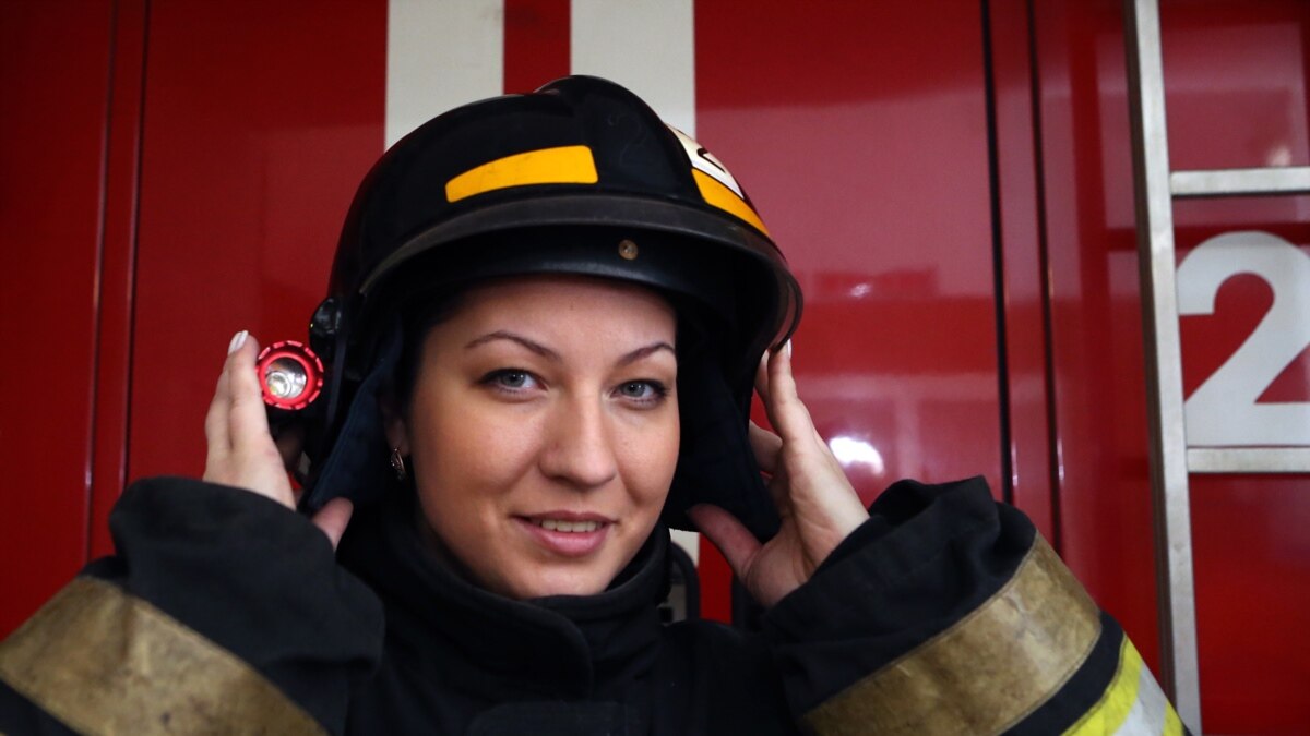 Девушки пож. Девушки пож. Девушки пож. Девушки пожарные. Девушка на лавке в парке.