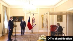 Президент Чехии Милош Земан (справа) назначает Петра Фиалу главой правительства. Резиденция в замке Ланы, 28 ноября 2021