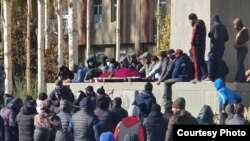 Протестующие привезли тело убитого к зданию областной администрации. Хорог, 25 ноября 2021 года