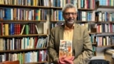 Адиб Халид с книгой "Центральная Азия: От века империй до наших дней" 10 апреля 2024 года