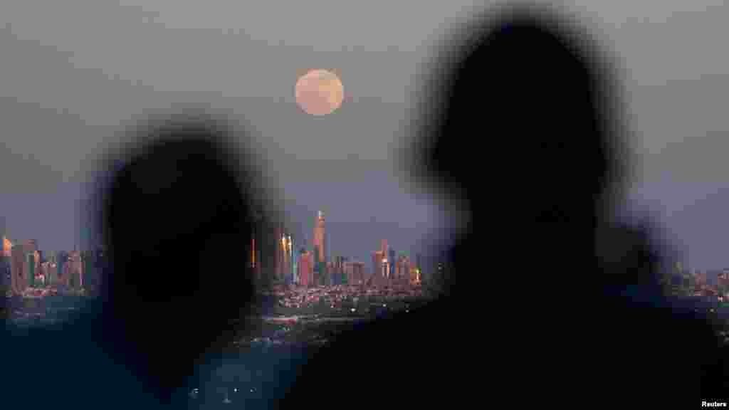 Наблюдатели суперлуния над Нью-Йорком