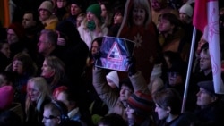 "Руки прочь от свободы слова!" В Вильнюсе сотрудники Литовской национальной телерадиокомпании протестуют против вмешательства в их работу