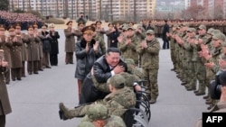 Ким Чен Ын обнимает бойца 528-го саперного полка Корейской народной армии, разминировавшего Курскую область. 12 декабря 2025 года