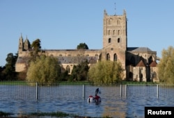 Затопленная детская площадка в виноградниках недалеко от аббатства Тьюксбери в графстве Глостершир, Великобритания, 17 ноября 2025 года, где был введен красный уровень опасности наводнения после шторма "Клаудия". Фото: Reuters