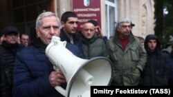 Митингующие у здания администрации президента Абхазия в Сухуме. 10 января 2019 