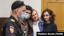 Слева направо: Армен Арамян, Наталья Тышкевич и Алла Гутникова – трое из четырех задержанных сотрудников редакции журнала Doxa
