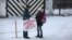 Одну из активисток задерживают у стен колонии в Сегеже
