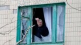 Житель Краматорска в доме, пострадавшем от обстрела 10 февраля 