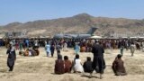 Тысячи людей в ожидании у самолета вооруженных сил США на краю аэропорта Кабула, 16 августа 2021 года