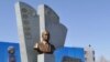В Туркменистане запрещают фотографироваться у памятника Каримову