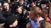 <p>По предварительным данным &quot;ОВД-Инфо&quot;, всего по России&nbsp;<a href="https://www.currenttime.tv/a/29208954.html" target="_blank">задержали&nbsp;</a>более 1000 человек, в Москве &ndash; более 570.</p>
<p>Сначала полиция задерживала людей на самой Пушкинской площади: полиция вклинивалась в толпу, выхватывала людей, после чего избивала участников акции дубинками. &quot;Рвут одежду, валят на землю&quot;, &ndash; сообщает корреспондент Настоящего Времени.<br />
<br />
Москва, Пушкинская площадь. ОНЛАЙН трансляция с акции &ndash; <a href="https://www.currenttime.tv/a/29208954.html" target="_blank">ЗДЕСЬ</a></p>
