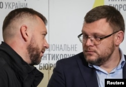 Директор НАБУ Семен Кривонос (слева) и глава САП Александр Клименко (справа) на совместной пресс-конференции в Киеве, 14 сентября 2026 года. Фото Reuters