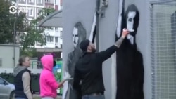 "Двор перемен": эти жители Минска каждый день рисуют протестный мурал во дворе