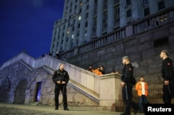 Полиция оцепила площадь вокруг высотки, где произошел взрыв, 1 августа 2026 года. Фото Reuters