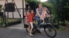 Алан Фонтанель с детьми на своем велосипеде
