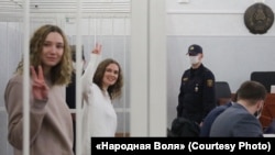 Катерина Андреева и Дарья Чульцова в суде. Минск, Беларусь, 9 февраля 2021 года.