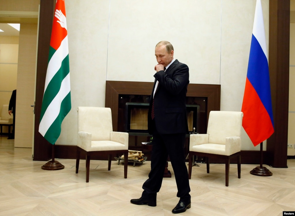 Владимир Путин в ожидании встречи с президентом непризнанной республики Абхазия Раулем Хаджимбой. Новое здание представительского корпуса в Ново-Огарёве. 18 февраля 2016 года