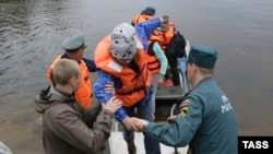 Несколько выживших в шторме детей возвращаются в парк-отель "Сямозеро", июнь 2016 года 